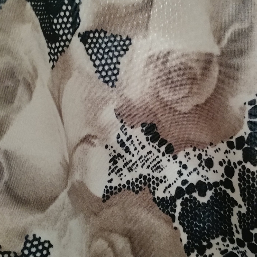 Women Floral top with unique design; a asymmetrical hem on The One Side - Picture 3 of 6